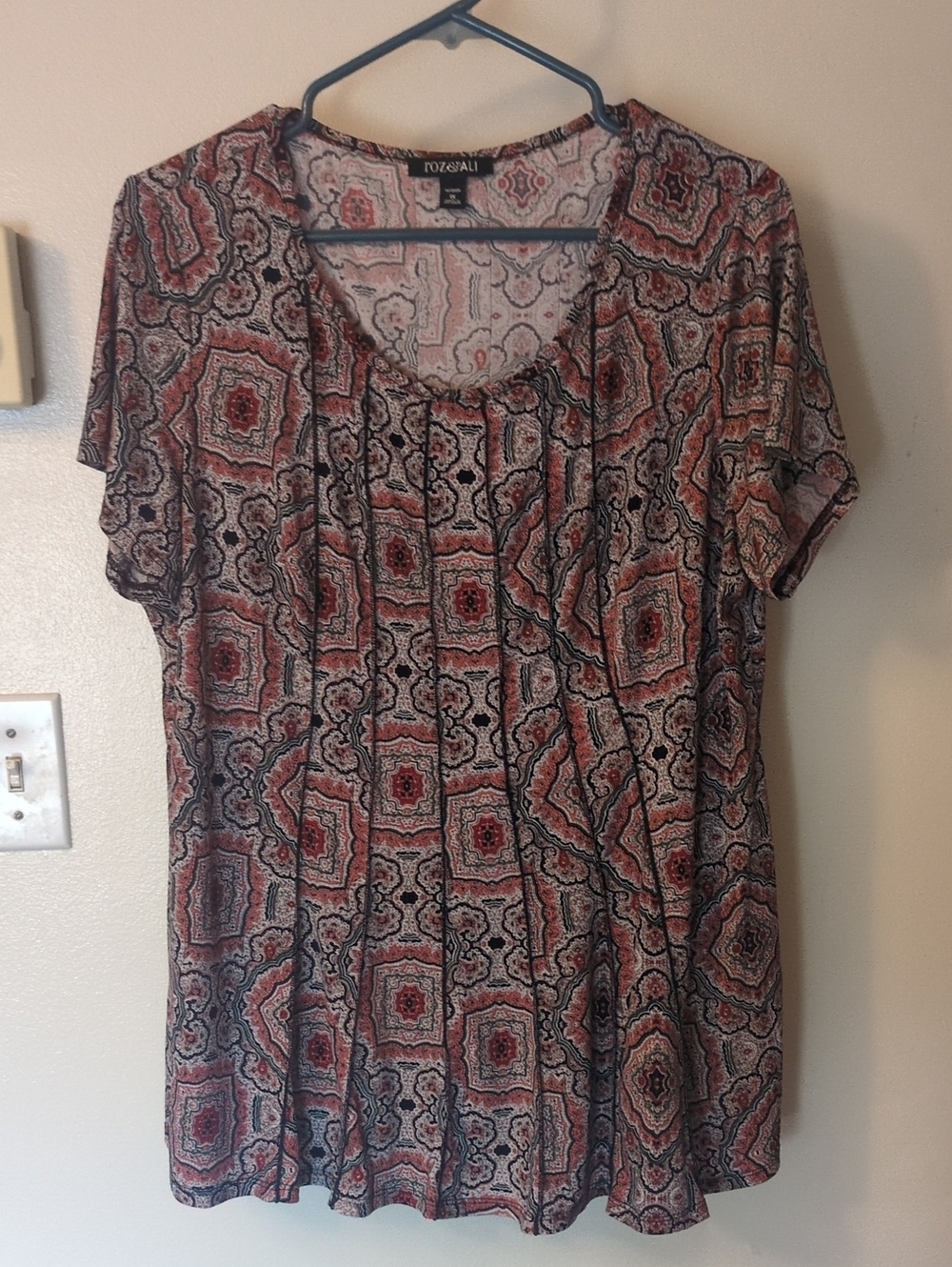 Roz & Ali 1X Red and Black Patterned Short Sleeve Top